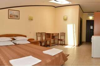 Гостиница Перчем Судак Стандартный трехместный номер-1