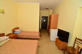 Гостиница Перчем Судак Трехместный номер с балконом-2