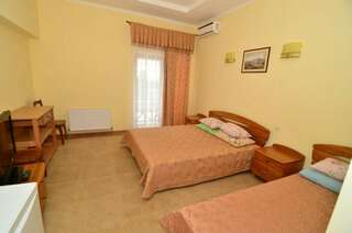 Гостиница Перчем Судак Трехместный номер с балконом-1